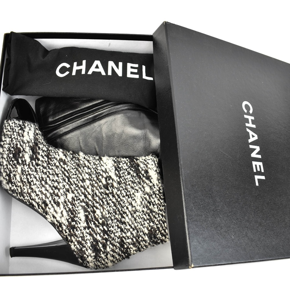CHANEL "Runway" - Black Leather & CC Logo Boots - Picture 2 of 8